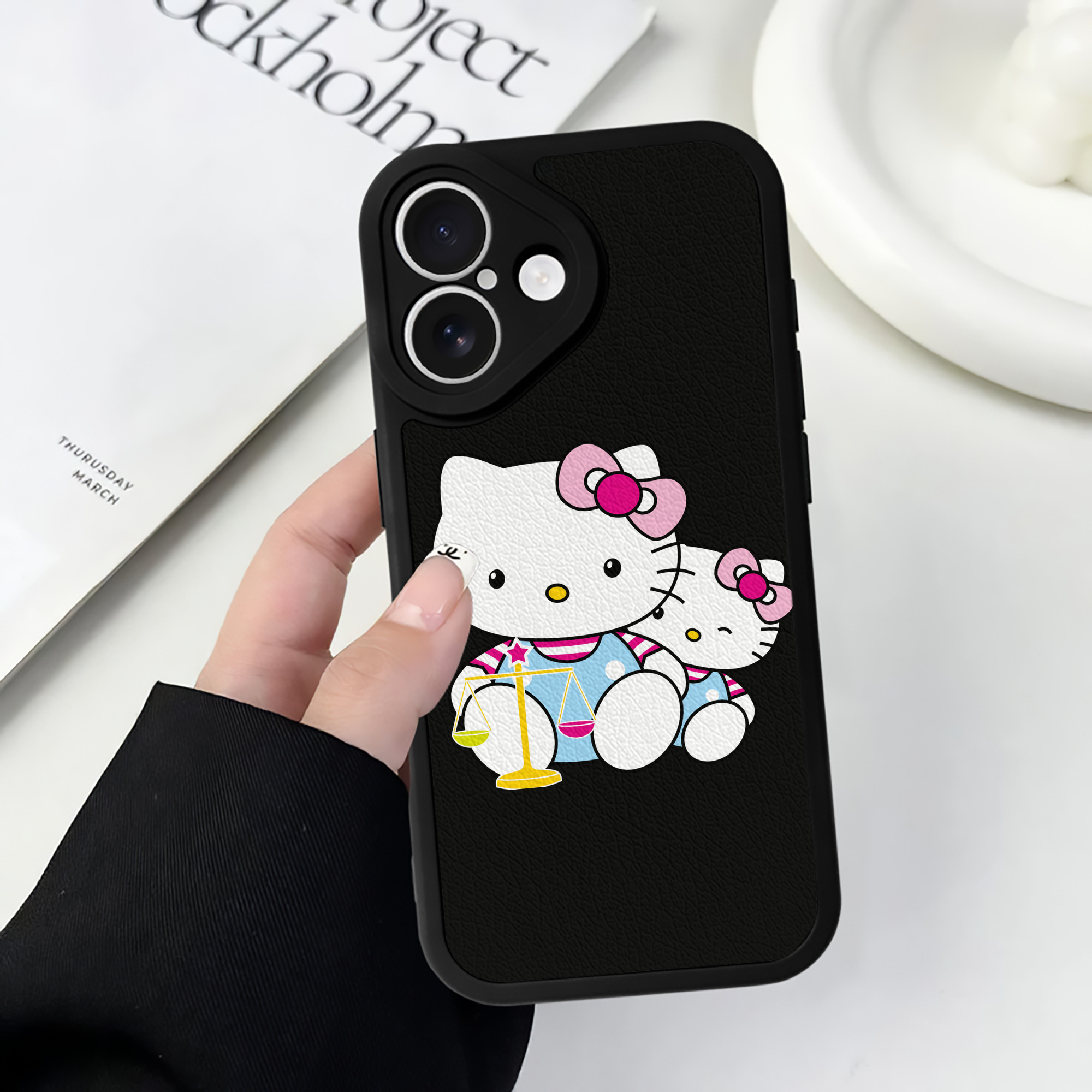 （画像用） Hello Kitty ハローキティ 【iPhone 16シリーズ対応】シリコンスマホケース（レザー調） 材質：シリコン